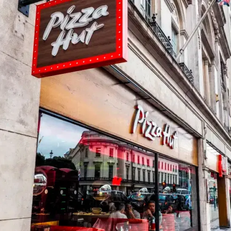 Pizza Hut, İngiltere’deki yemek siparişlerine bağlı olarak müşterilere çevrim içi kumarhanelerde ücretsiz dönüşler sunan bir promosyon kampanyası nedeniyle büyük eleştiriler alıyor.